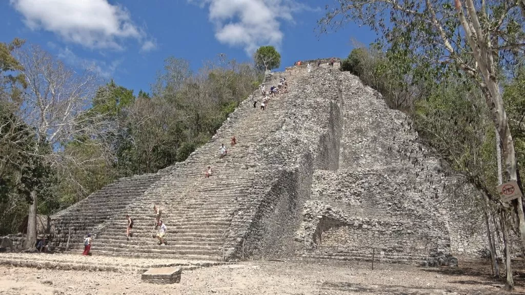 pirámide grande de cobá en riviera maya