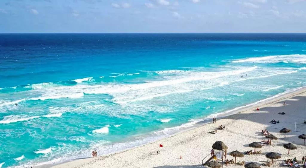 playa delfines en cancún